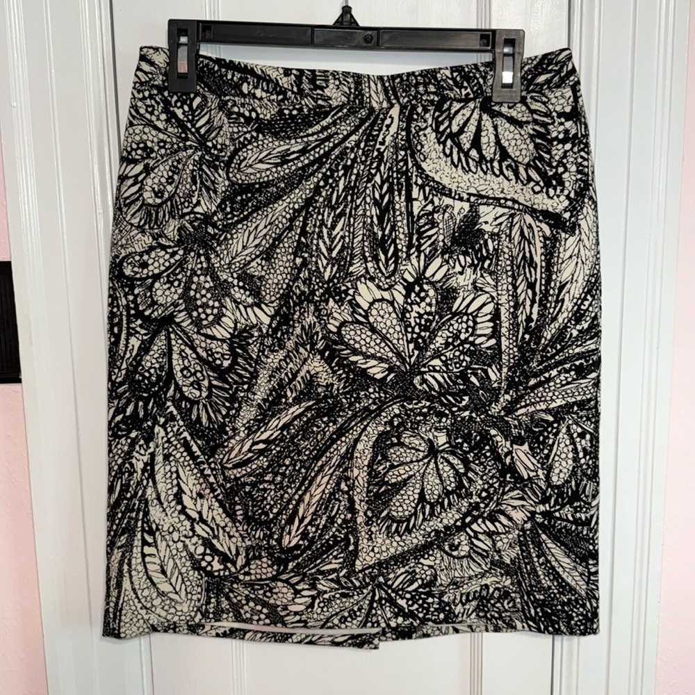 Patterned Black and White Pencil Skirt